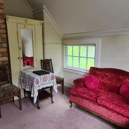 Dovecote House Bed & Breakfast Оукланд Екстериор снимка