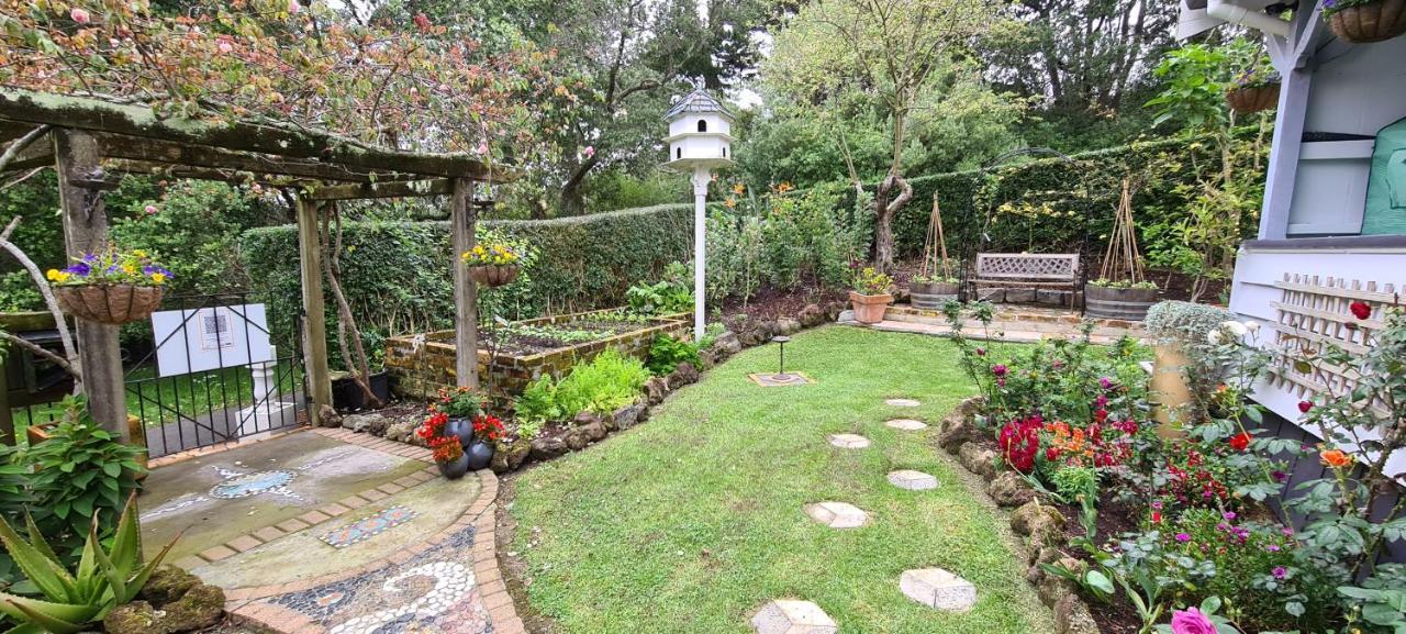 Dovecote House Bed & Breakfast Оукланд Екстериор снимка