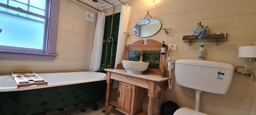 Dovecote House Bed & Breakfast Оукланд Екстериор снимка