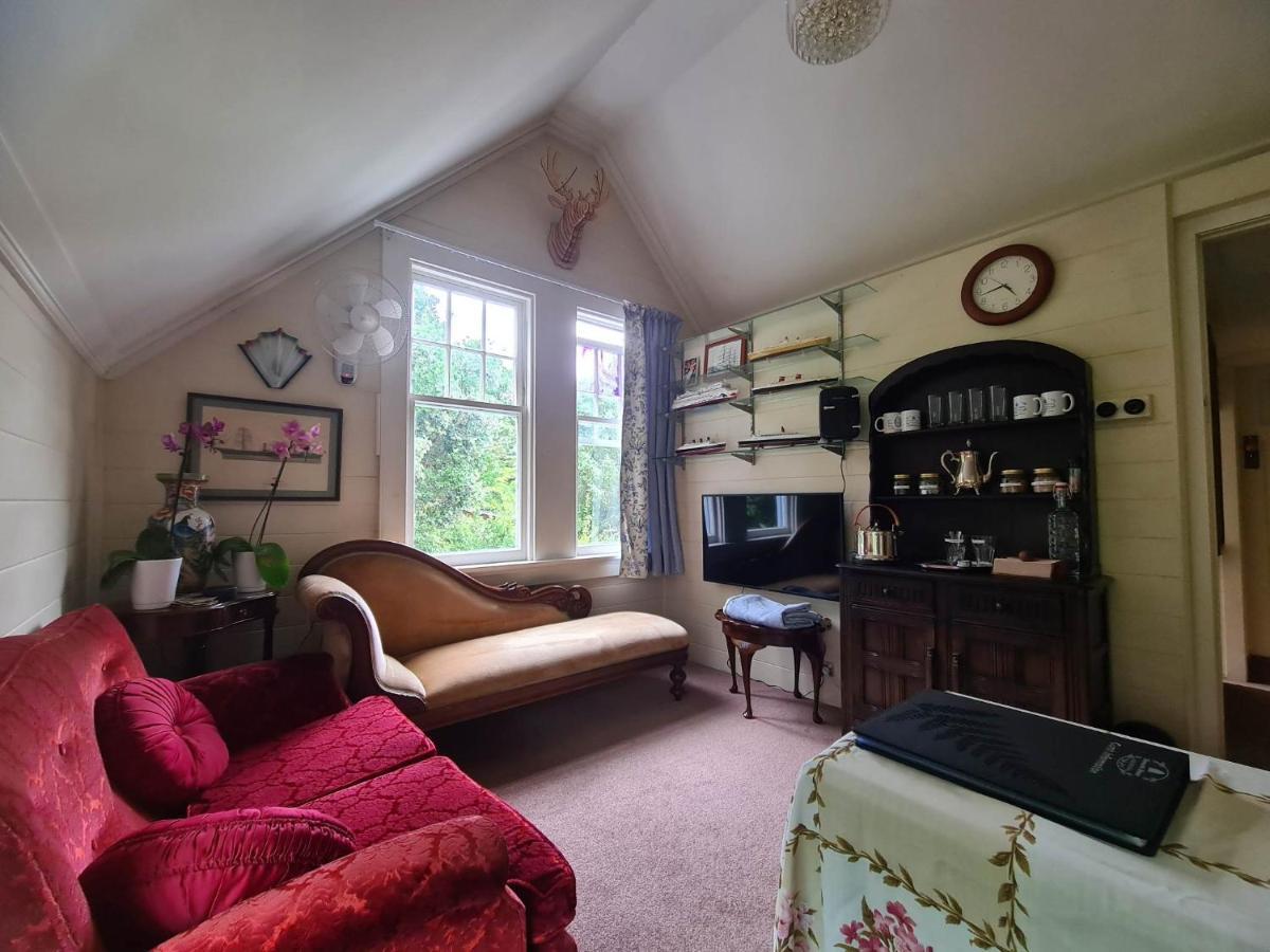 Dovecote House Bed & Breakfast Оукланд Екстериор снимка