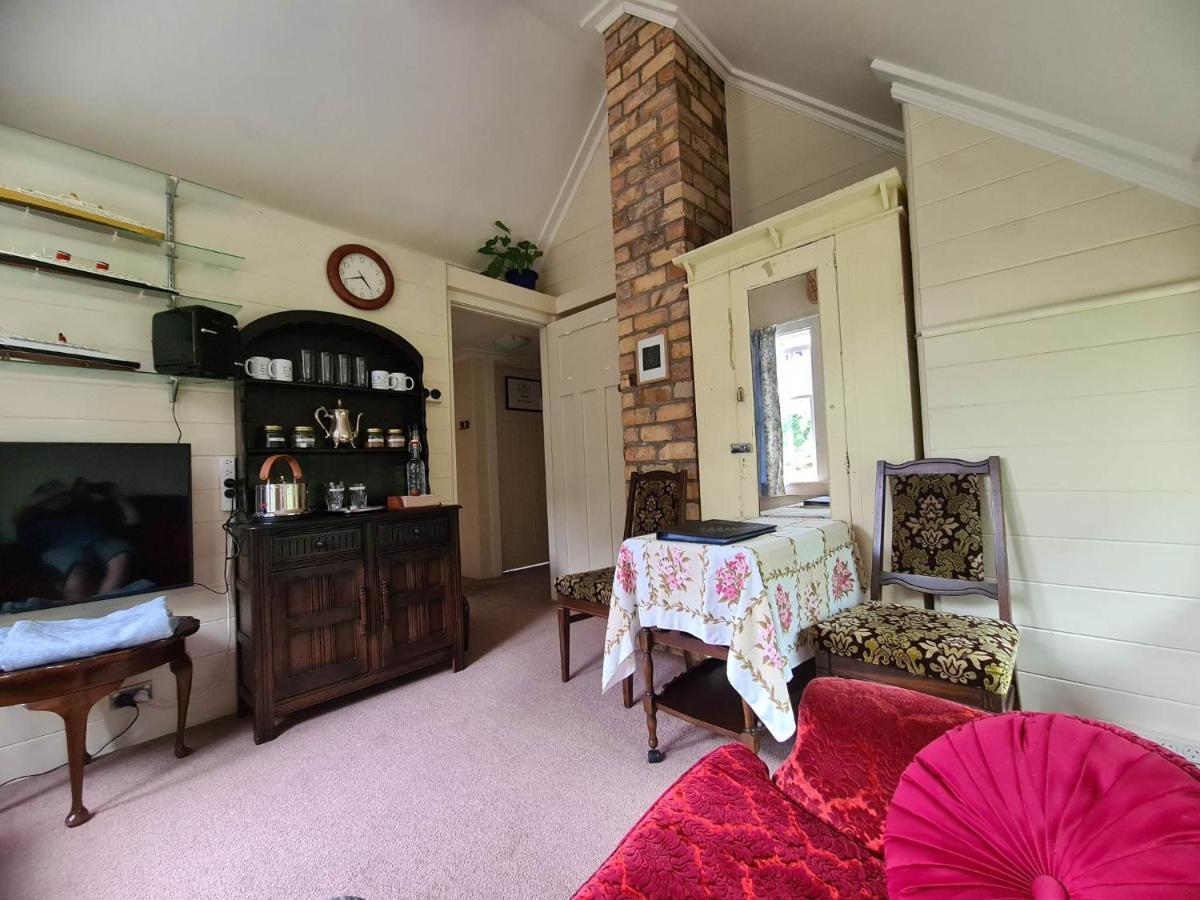 Dovecote House Bed & Breakfast Оукланд Екстериор снимка
